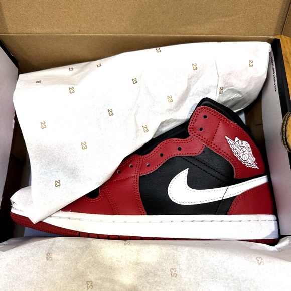 Nike Air Jordan 1 Mid Gym Red White Black Toe Shoes DQ8426-061 Size 9 Men's NEW - Picture 1 of 12